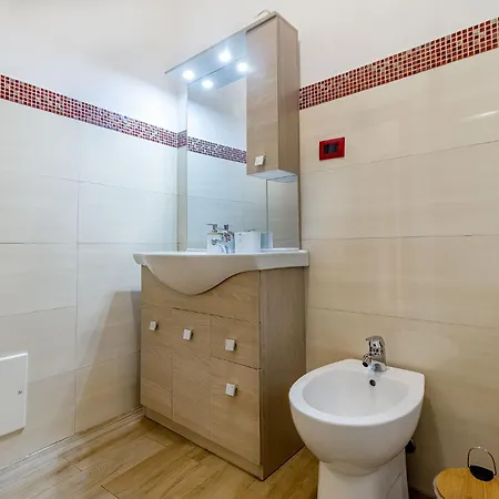 Lovely Piazza Santa Maria Apartment