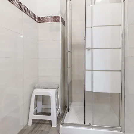 Lovely Piazza Santa Maria Apartment *