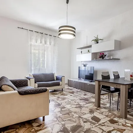 Apartment Lovely Piazza Santa Maria *